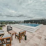 Quebec, Rustique Chic En Ville, Piscine Sur Le Toit Pour 2 A 6 Invites