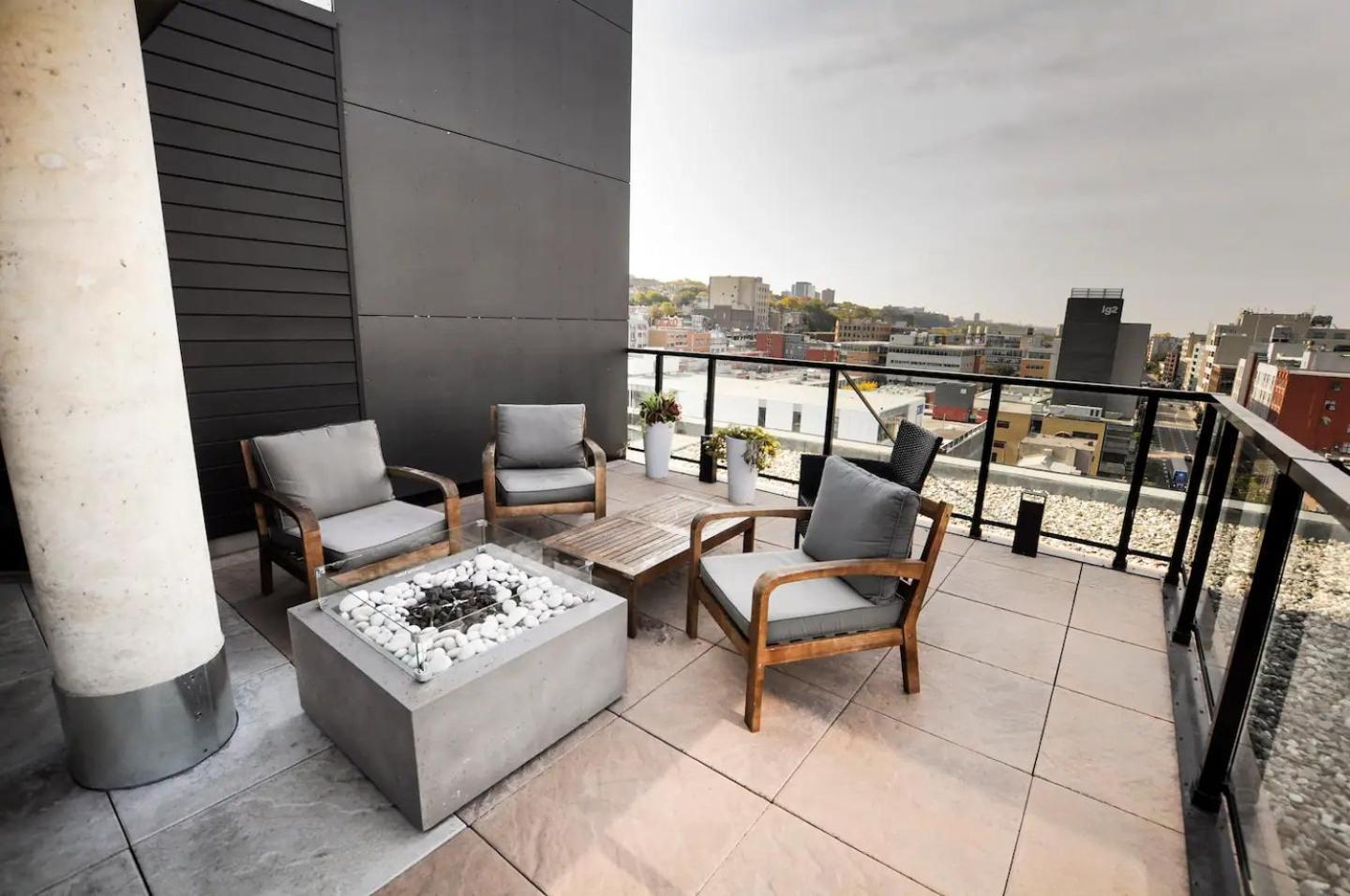Quebec, Rustique Chic En Ville, Piscine Sur Le Toit Pour 2 A 6 Invites *
